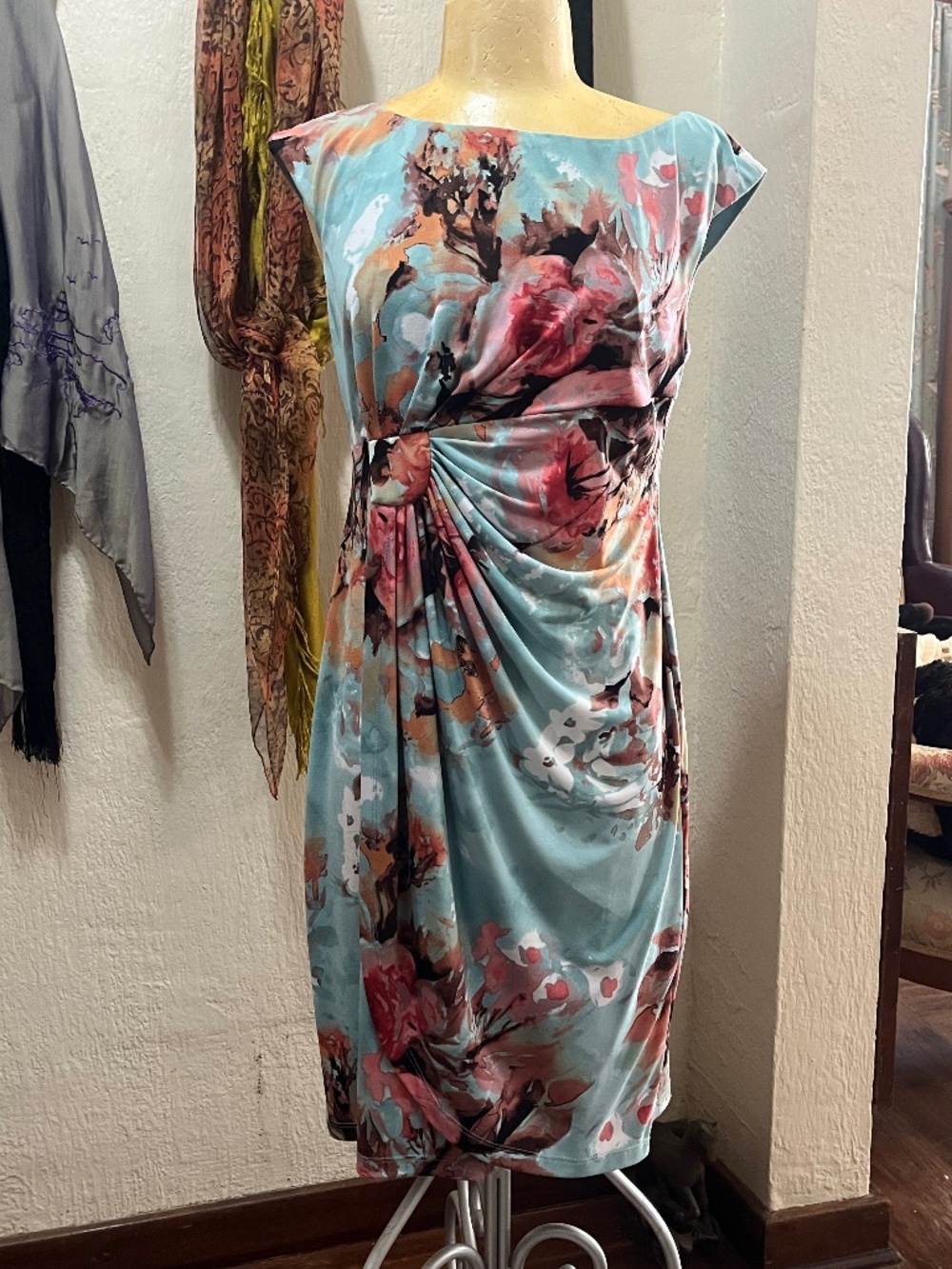 Pretty floral print dress for many uses